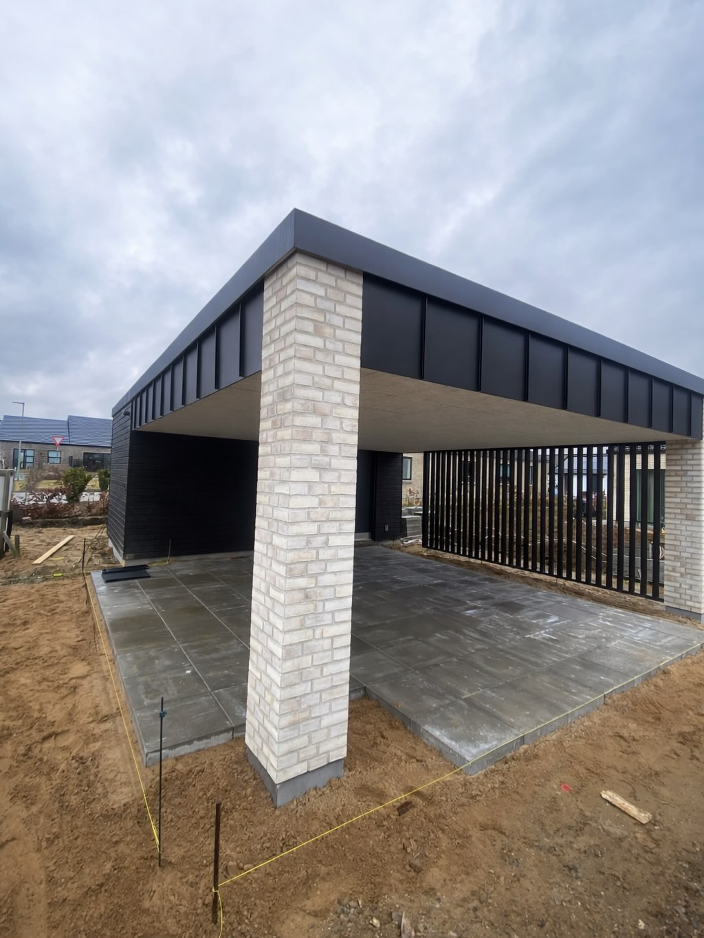 Carport med integreret skur i Fredericia